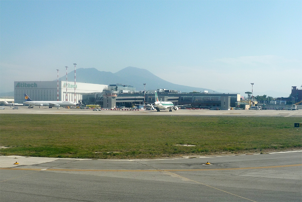 拿坡里國際機場